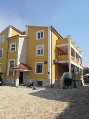 Отель Apartments Lili  Задар